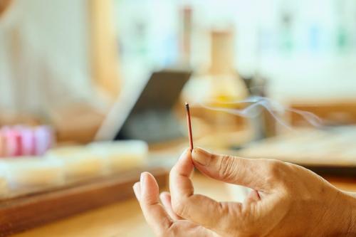 【オンライン体験】素材を混ぜて自分だけの香りを。天然素材のお香・線香作り体験（★木香炉付き）